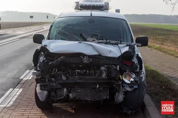 Wymuszenie pierwszeństwa na trasie Ostrów Mazowiecka - Łomża. Autobus szkolny zderzył się z osobówką (zdjęcia)