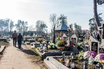 Z wizytą na cmentarzu w Broku (zdjęcia)