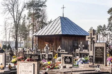 Z wizytą na cmentarzu w Broku (zdjęcia)