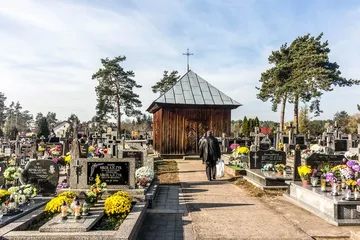 Z wizytą na cmentarzu w Broku (zdjęcia)