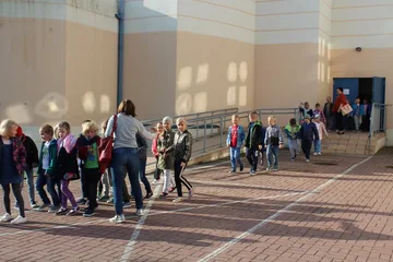 Ewakuacja uczniów z ostrowskiej "jedynki" (zdjęcia)