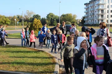 Ewakuacja uczniów z ostrowskiej "jedynki" (zdjęcia)