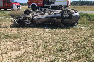 Dachowanie w Starym Kaczkowie. Poszkodowana zabrana śmigłowcem (zdjęcia)