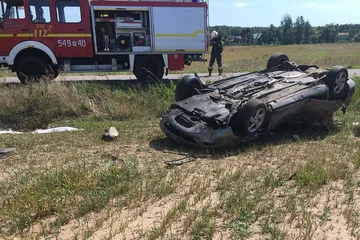 Dachowanie w Starym Kaczkowie. Poszkodowana zabrana śmigłowcem (zdjęcia)