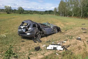 Dachowanie w Starym Kaczkowie. Poszkodowana zabrana śmigłowcem (zdjęcia)