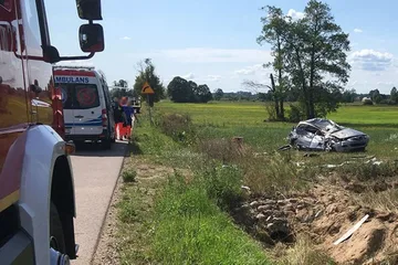 Dachowanie w Starym Kaczkowie. Poszkodowana zabrana śmigłowcem (zdjęcia)