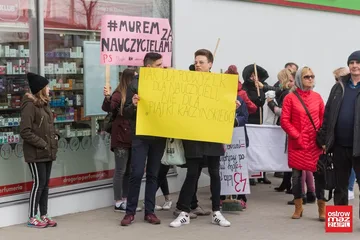Wicewojewoda promował piątkę Kaczyńskiego w Ostrowi Mazowieckiej. Oświata strajkowała (zdjęcia, wideo)