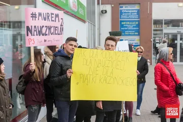 Wicewojewoda promował piątkę Kaczyńskiego w Ostrowi Mazowieckiej. Oświata strajkowała (zdjęcia, wideo)