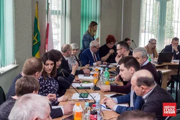 Podjęli szereg uchwał i przyjęli wiele sprawozdań. Sesja rady gminy Ostrów Mazowiecka (zdjęcia, wideo)