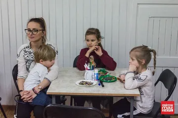 Zabawa dzieci w bibliotece (zdjęcia, wideo)
