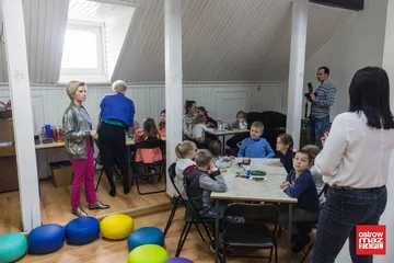 Zabawa dzieci w bibliotece (zdjęcia, wideo)