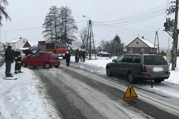 Dwa zdarzenia drogowe w jednym miejscu (zdjęcia)