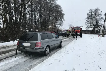 Dwa zdarzenia drogowe w jednym miejscu (zdjęcia)