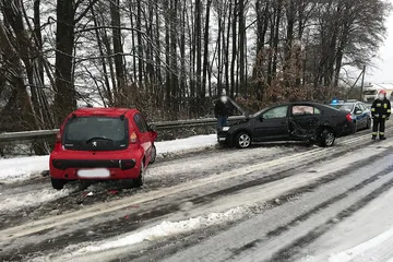 Dwa zdarzenia drogowe w jednym miejscu (zdjęcia)