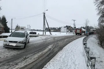 Dwa zdarzenia drogowe w jednym miejscu (zdjęcia)