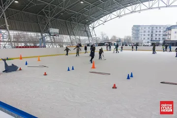 Ferie na łyżwach. Dzieci uczą się jazdy z instruktorem (zdjęcia)