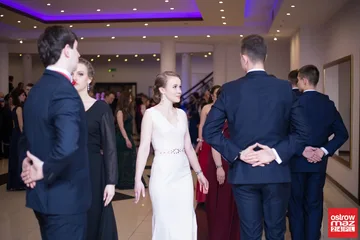 Podróż w czasie. Studniówka "Kopernika" (zdjęcia, wideo)