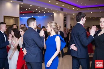 Podróż w czasie. Studniówka "Kopernika" (zdjęcia, wideo)