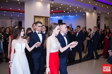 Podróż w czasie. Studniówka "Kopernika" (zdjęcia, wideo)