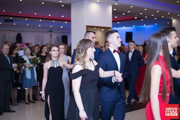 Podróż w czasie. Studniówka "Kopernika" (zdjęcia, wideo)