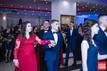 Podróż w czasie. Studniówka "Kopernika" (zdjęcia, wideo)