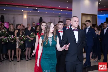 Podróż w czasie. Studniówka "Kopernika" (zdjęcia, wideo)