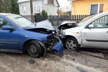 Czołowe zderzenie opla i forda w Błędnicy (zdjęcia)