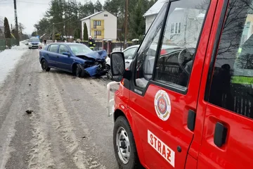 Czołowe zderzenie opla i forda w Błędnicy (zdjęcia)