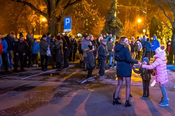 Mieszkańcy Ostrowi przywitali Nowy Rok (zdjęcia, wideo)