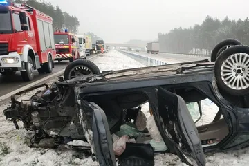 Wypadek na S8. Zderzenie osobówki z cysterną (zdjęcia)
