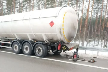 Wypadek na S8. Zderzenie osobówki z cysterną (zdjęcia)