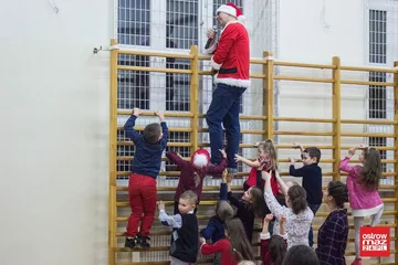 Mikołaj u dzieci z pieczy zastępczej (zdjęcia, wideo)