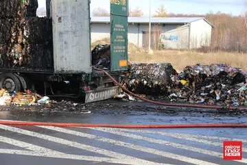 Pożar makulatury w ciężarówce (zdjęcia)