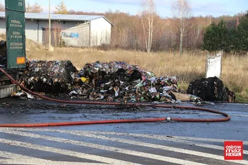 Pożar makulatury w ciężarówce (zdjęcia)
