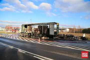 Pożar makulatury w ciężarówce (zdjęcia)