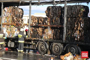 Pożar makulatury w ciężarówce (zdjęcia)