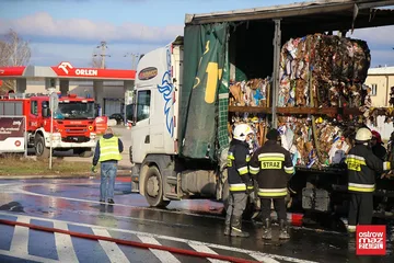 Pożar makulatury w ciężarówce (zdjęcia)