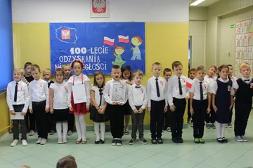 Najmłodsi uczniowie "jedynki" dla niepodległej (zdjęcia)