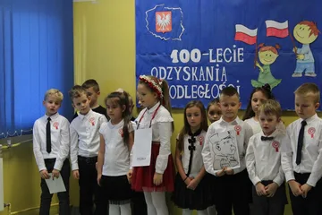 Najmłodsi uczniowie "jedynki" dla niepodległej (zdjęcia)