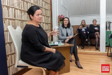 Anna Ficner-Ogonowska gościła w ostrowskiej bibliotece (zdjęcia, wideo)