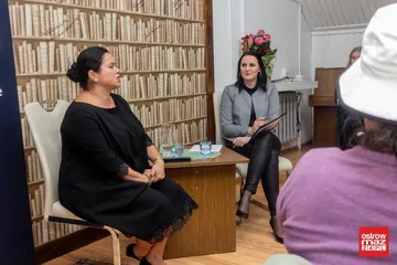 Anna Ficner-Ogonowska gościła w ostrowskiej bibliotece (zdjęcia, wideo)