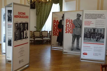 "Ojcowie niepodległości". Wystawa w ostrowskim ratuszu