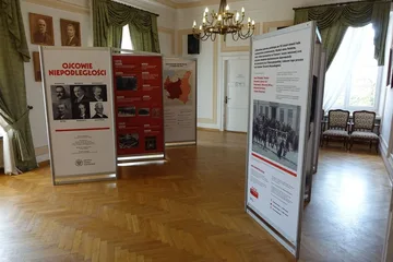 "Ojcowie niepodległości". Wystawa w ostrowskim ratuszu