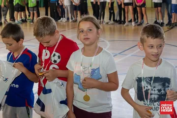 'Z podwórka na bieżnię'. Sportowa rywalizacja dzieci przy Warchalskiego (zdjęcia)