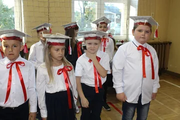Ślubowanie pierwszaków w ostrowskiej "jedynce" (zdjęcia)