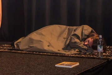 Spektakl "Między" w Kotłowni (zdjęcia, wideo)