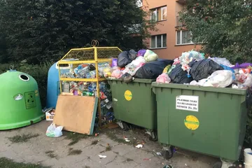 Skrzynka skarg: śmietniki przy placu Waryńskiego znów straszą (zdjęcia)