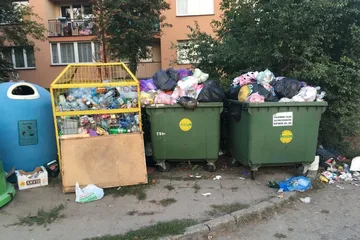 Skrzynka skarg: śmietniki przy placu Waryńskiego znów straszą (zdjęcia)