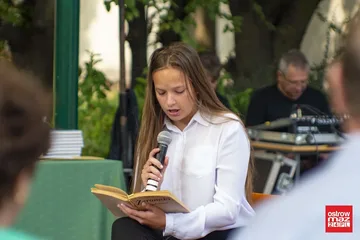 Narodowe Czytanie w letnim ogrodzie biblioteki (zdjęcia)