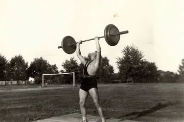Dawne fotografie z treningu ostrowskiego atlety (zdjęcia)